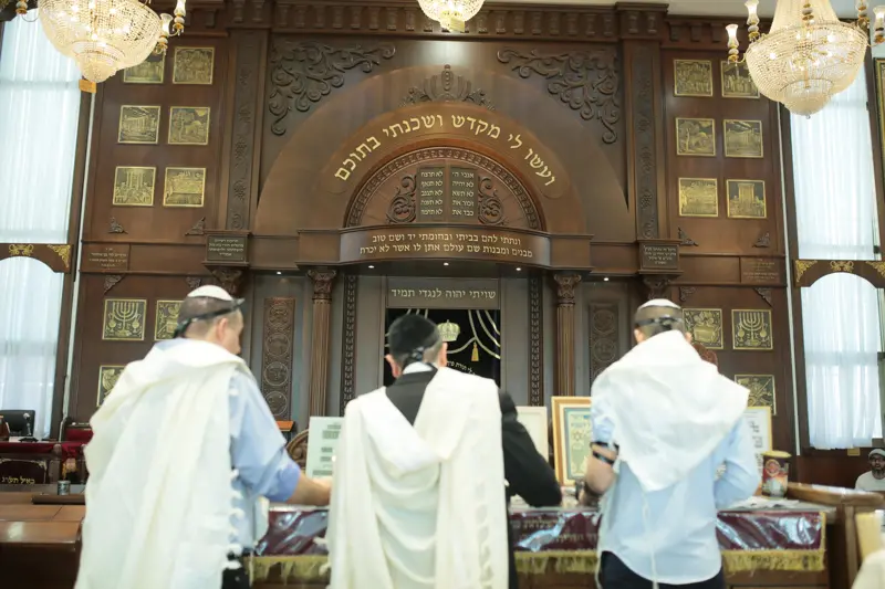 רגע מרגש בבית הכנסת בבר מצווה במרכז