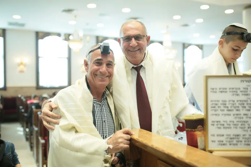 צילום טבעי של חתן בר מצווה עם חיוך