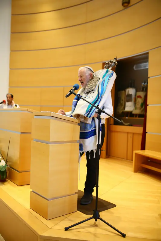 תמונה קבוצתית של חברים בבר מצווה במרכז