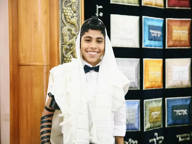 משפחה חוגגת בבר מצווה במרכז הארץ