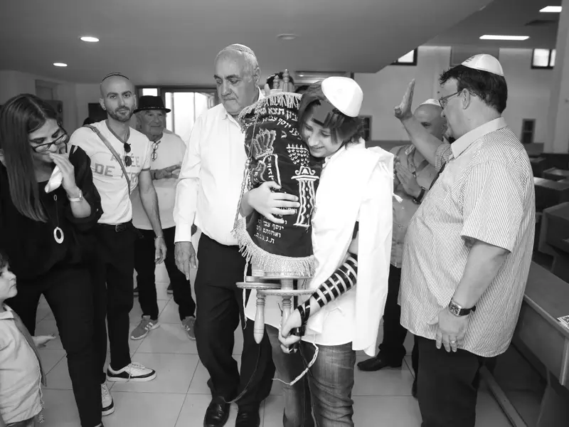 אורחים מחייכים למצלמה בבר מצווה