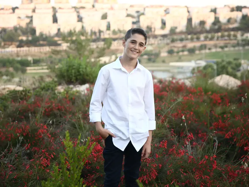 רגעים טבעיים ליד השולחנות בבר מצווה