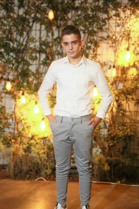 רגע מסורתי יהודי בבר מצווה בבית הכנסת