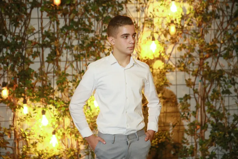 תמונה קבוצתית בבר מצווה עם חברים ומשפחה