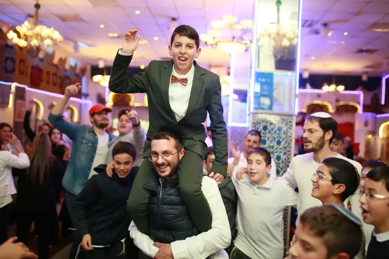 קהל חוגג בבר מצווה עם מגנטים מקצועיים