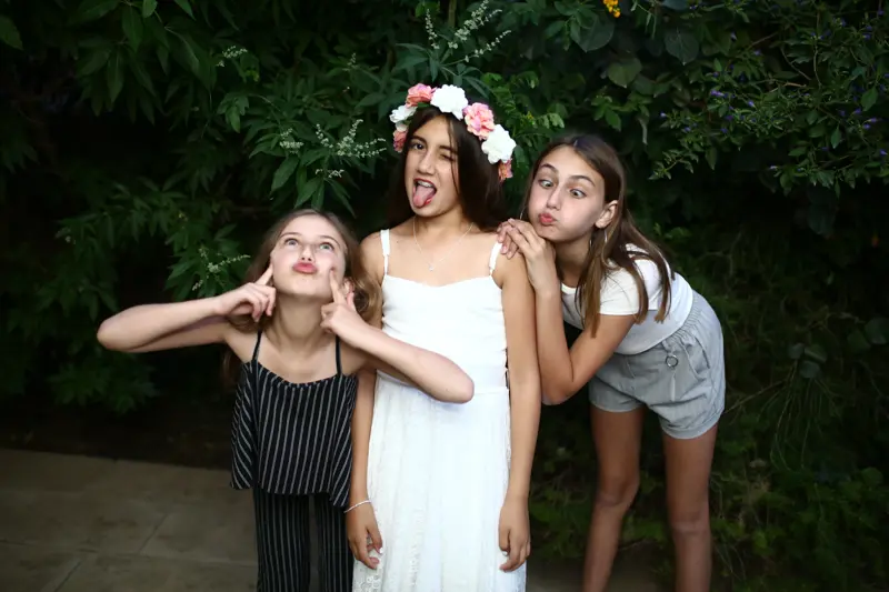 חתנת בת מצווה חוגגת עם צילום מגנטים במרכז