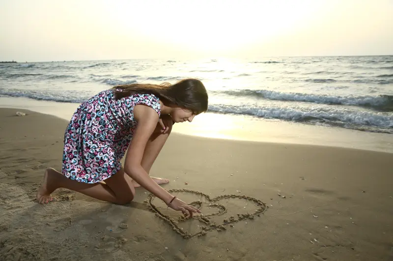 אורחים מחייכים למצלמה בבת מצווה