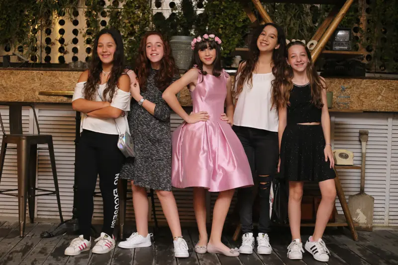 עמדת צילום בבת מצווה עם תמונות מגנטים