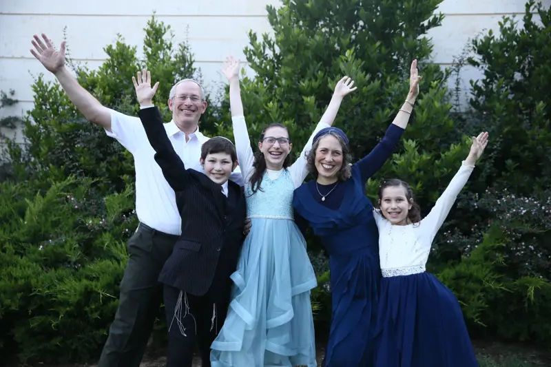 אורחים צוחקים ונהנים בבת מצווה