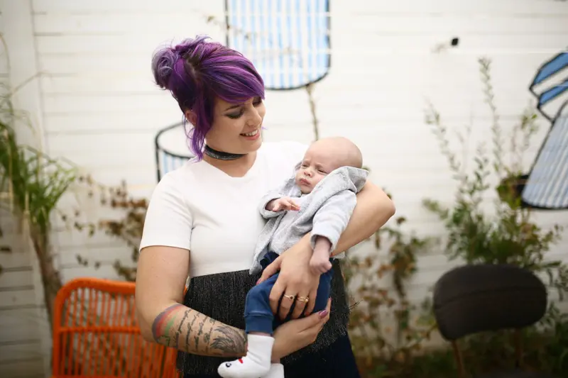 צילום מגנטים לברית עם רגע משפחתי מרגש סביב התינוק