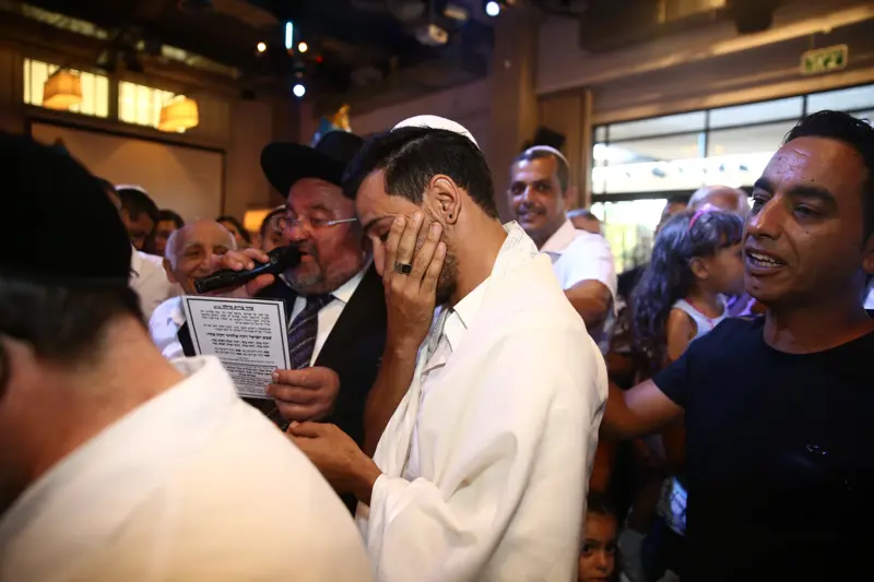 פורטרט תינוק באירוע ברית עם צילום מגנטים במרכז