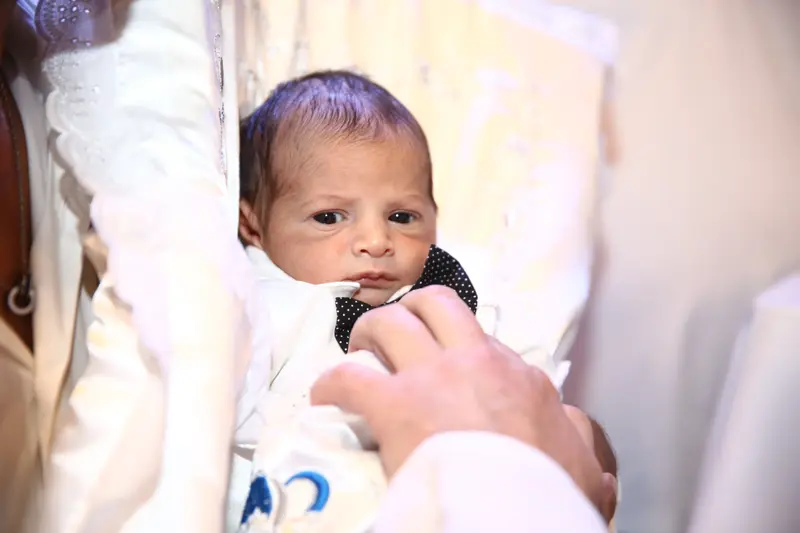 חיבוק משפחתי מרגש בברית באזור המרכז