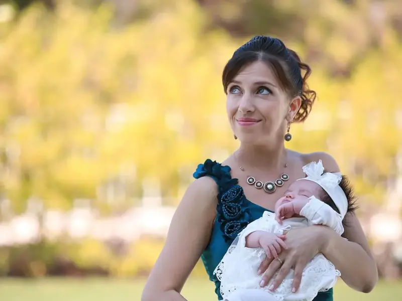 התינוק עם ההורים בצילום ברית מקצועי עם מגנטים