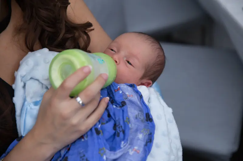 צילום פרטים עדינים של התינוק באירוע ברית