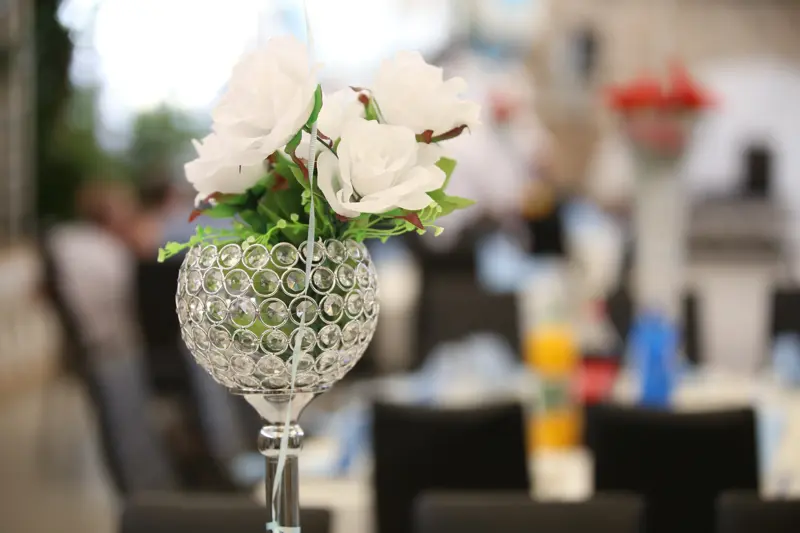 תמונה קבוצתית בברית עם משפחה ואורחים