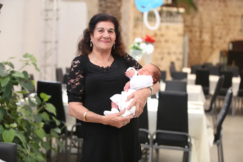 התינוק עם סבא וסבתא בצילום ברית מרגש