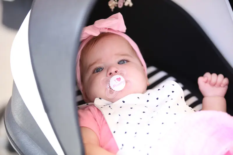 חגיגה משפחתית בברית עם צילום מגנטים במרכז