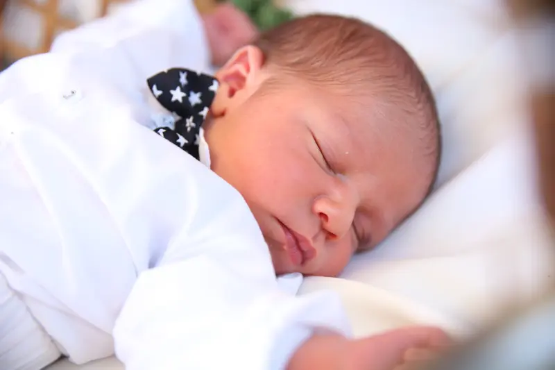 חיוך מתוק של תינוק בצילום ברית מקצועי