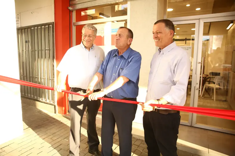 מרצה על במה באירוע עסקי עם צילום מגנטים