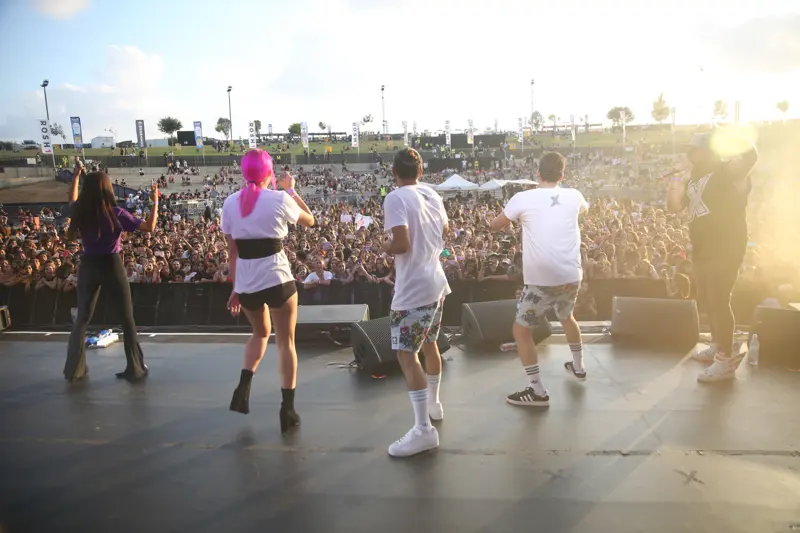 קהל בכנס עסקי עם תיעוד מגנטים מקצועי