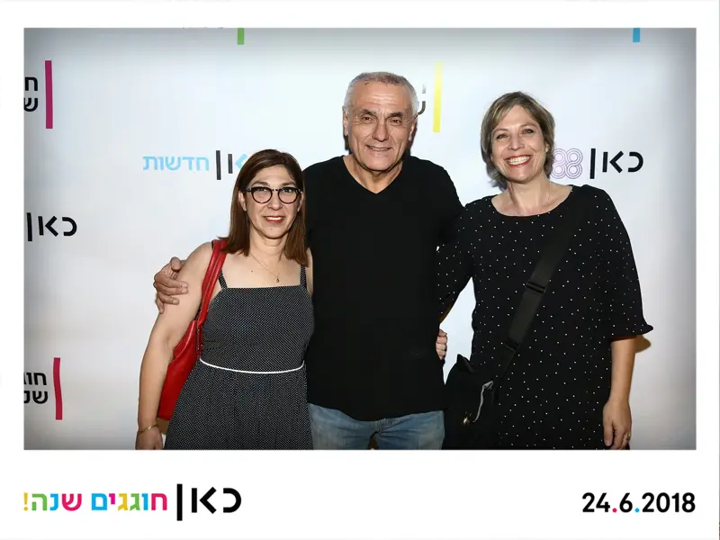 קהל באירוע עסקי במרכז עם תיעוד מגנטים