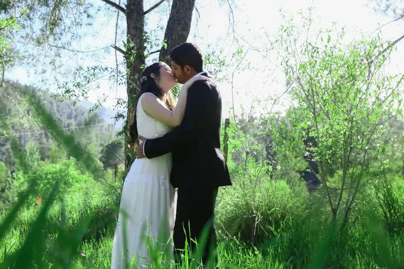 אורחים מחייכים למצלמה בחתונה עם מגנטים