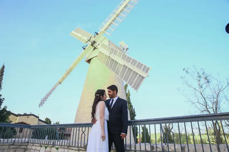 צילום אורחים ליד שולחנות בחתונה עם שירות מגנטים