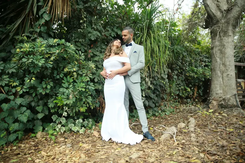 תמונה רומנטית של חתן וכלה בחתונה במרכז