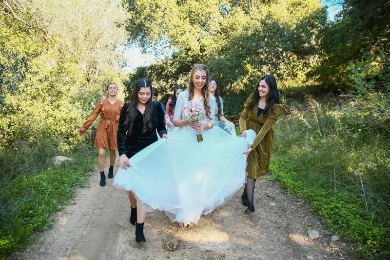 צילום כלה עם חברות במהלך חתונה במרכז הארץ