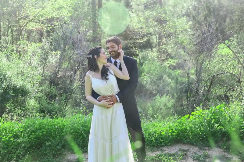 רגעי חגיגה בחתונה עם צילום מגנטים במרכז