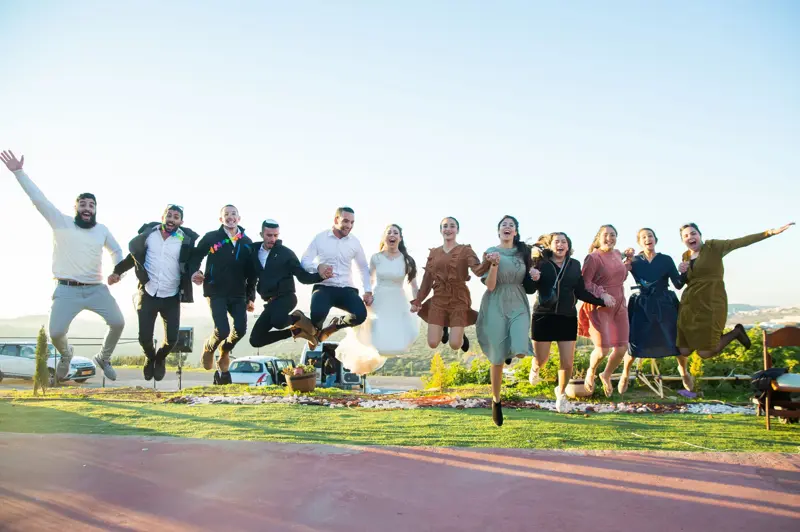 רגעים שמחים של אורחים בחתונה עם מגנטים