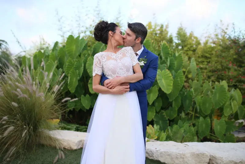 קהל רוקד בחתונה עם צילום מגנטים ברחבה