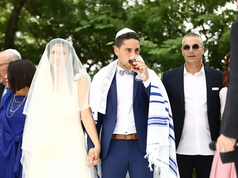 חתן מחייך במהלך צילום חתונה עם מגנטים