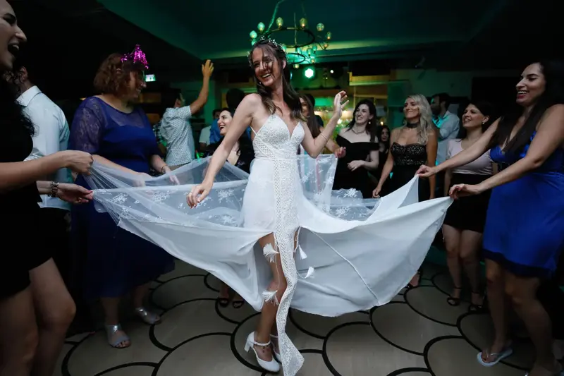 חיבוק משפחתי מרגש בחתונה עם צילום מגנטים