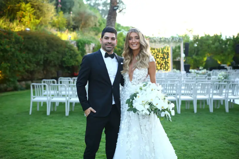 תמונה קבוצתית בחתונה עם שירות מגנטים במרכז